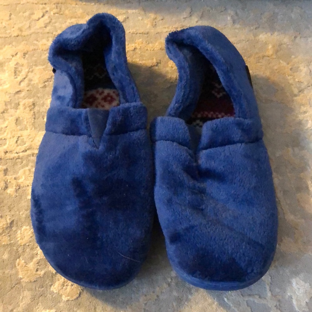 Mukluks blue fuzzy slippers, size 11-12